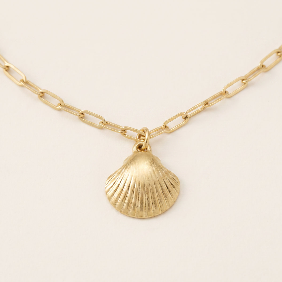 Sautoir coquillage doré grosse maille, détail du motif