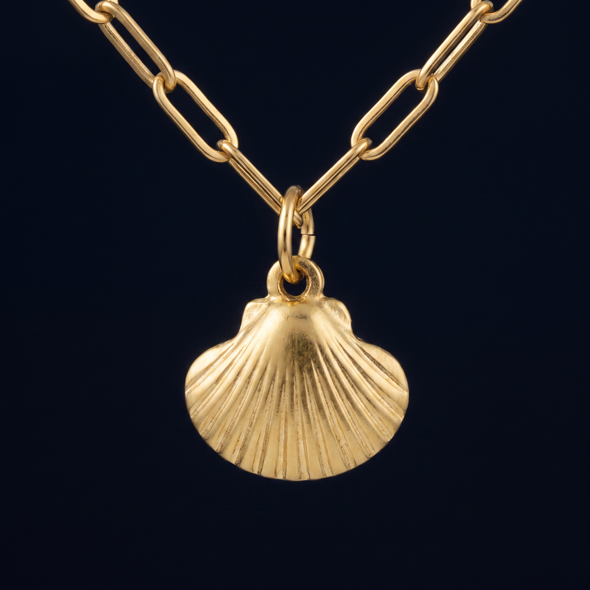 Sautoir coquillage doré grosse maille, motif en gros plan