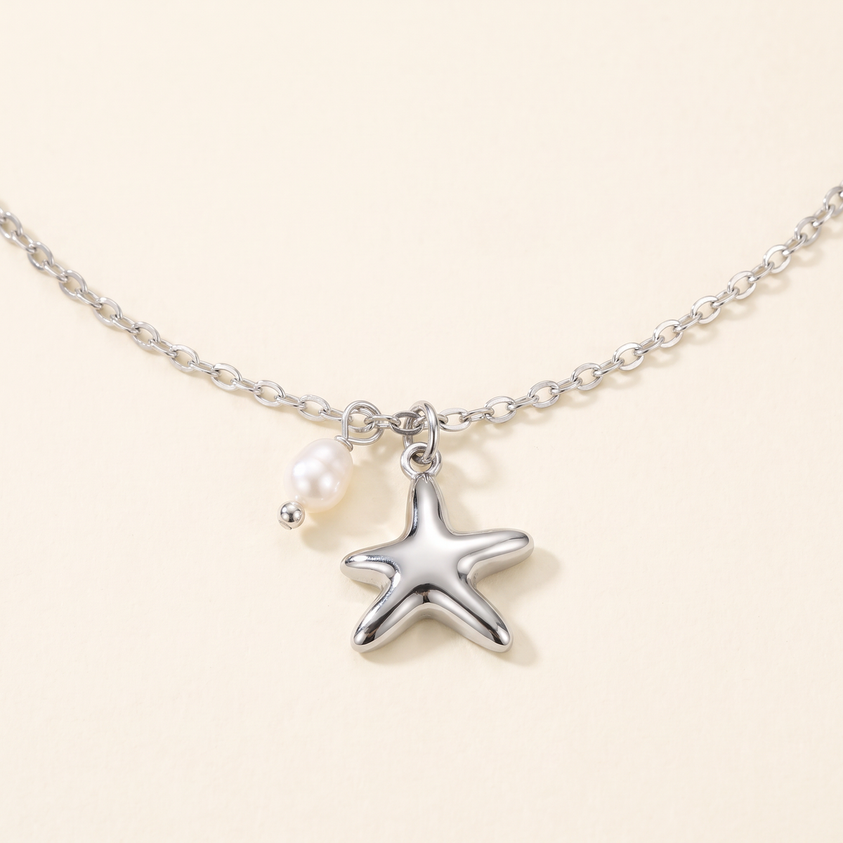 Collier ras de cou étoile de mer, détail du motif, argenté