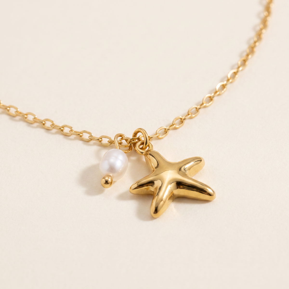 Collier ras de cou étoile de mer, détail du motif, doré