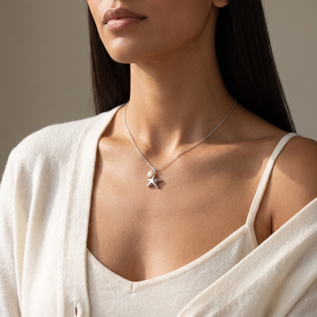 Collier ras de cou étoile de mer, porté mi-corps, argenté