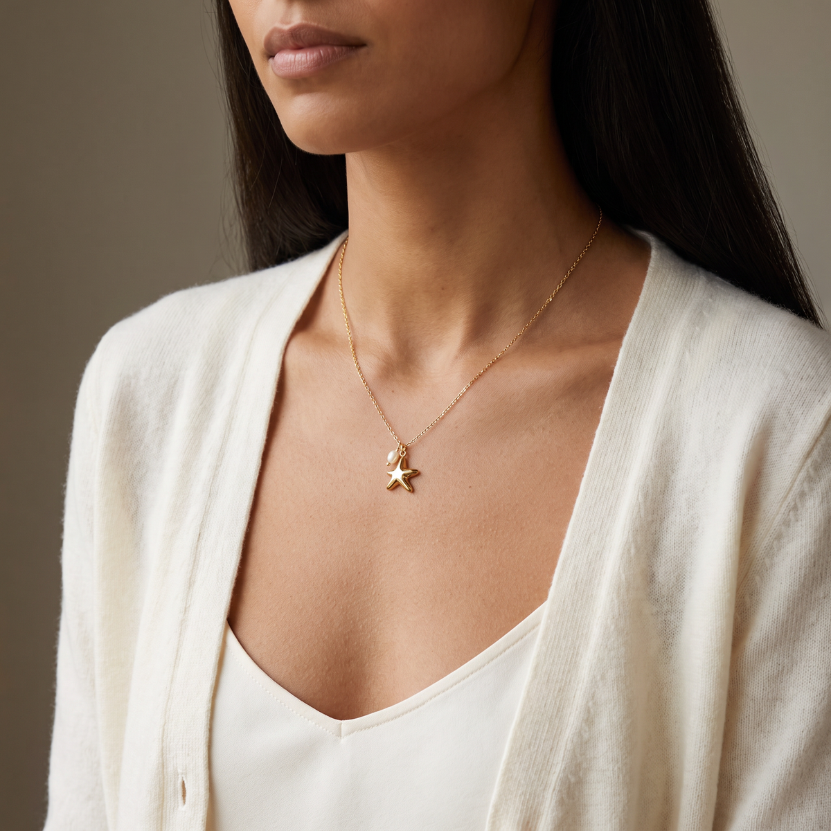 Collier ras de cou étoile de mer, porté mi-corps