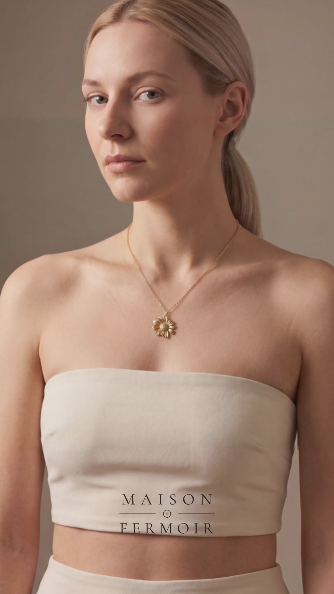 Collier marguerite 40 cm, porté