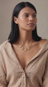 Collier soleil rayonnant, porté