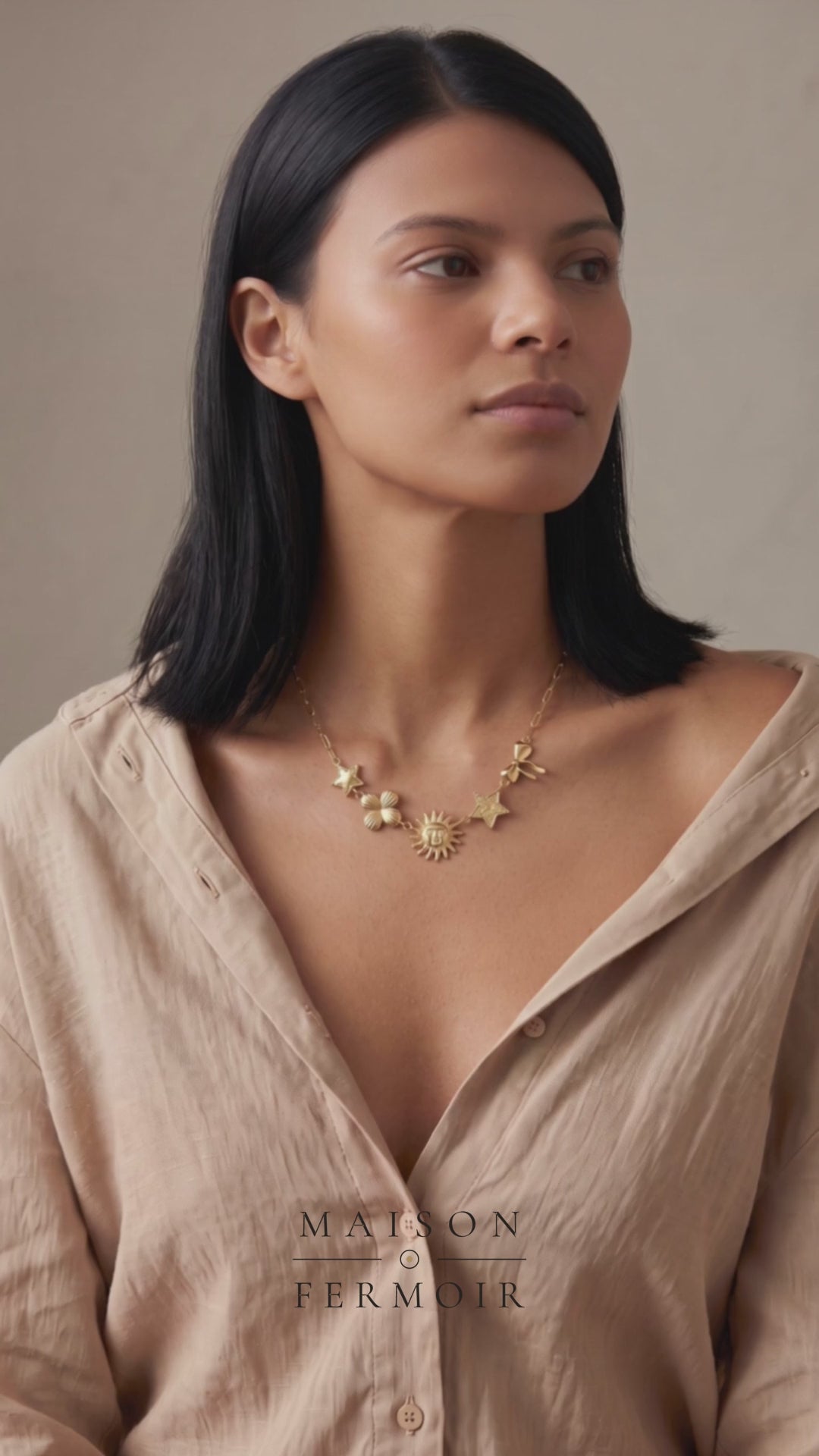 Collier soleil rayonnant, porté