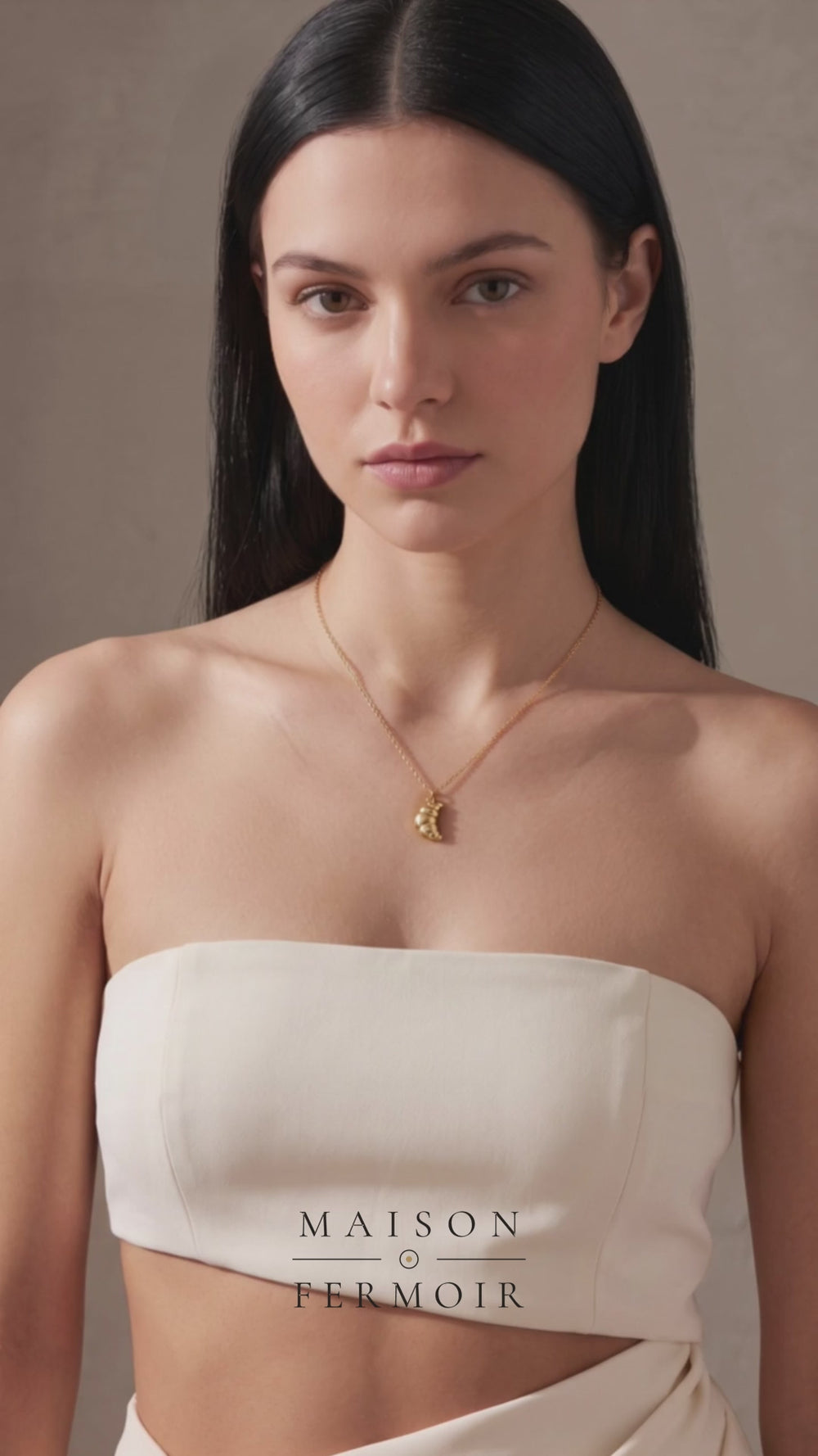 Collier croissant de lune doré, porté