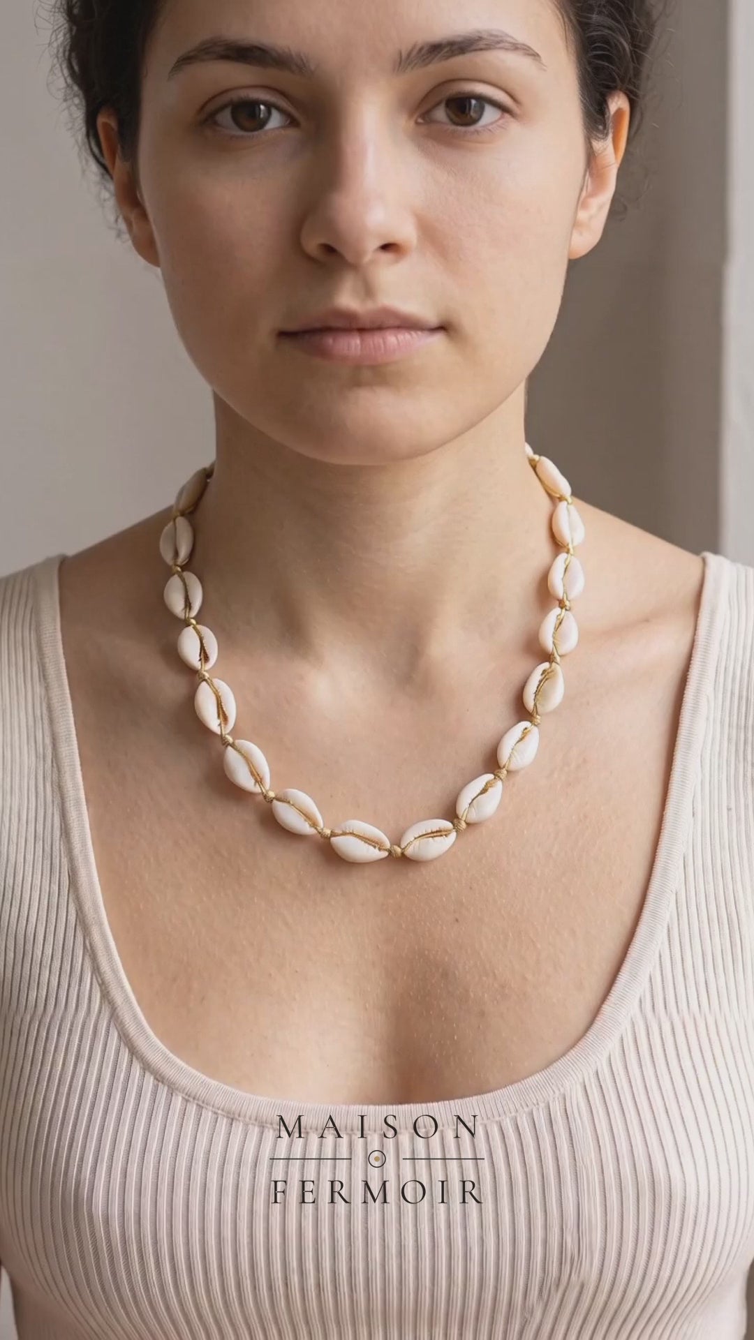 Collier ras de cou coquillage doré, porté