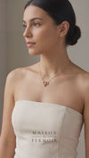 Collier cœur doré à motif ajouré à strass, porté
