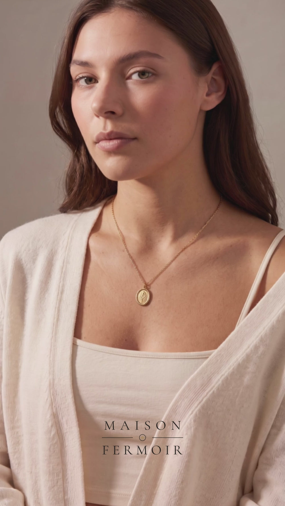 Collier pendentif à médaillon, porté